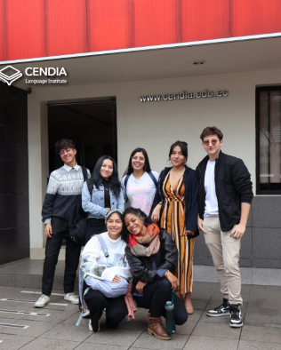 Grupo de estudiantes de CENDIA English Institute